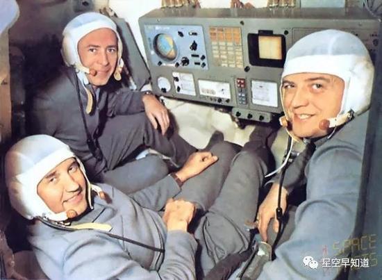 正在训练的“联盟11号”三位航天员 来源:spacesafetymagazine.com