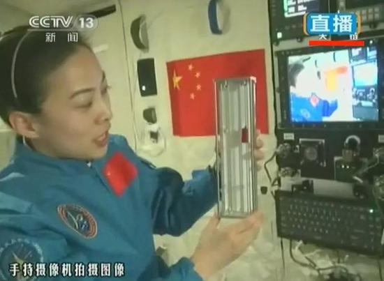 王亚平的天地直播互动“太空教室”背后是强大的天地海基通信测控系统(图片来源:央视新闻截图)