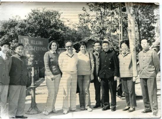 1977年曾毅(右四)、纪·德泰(左四)等考察梧州市鼻咽癌发病情况