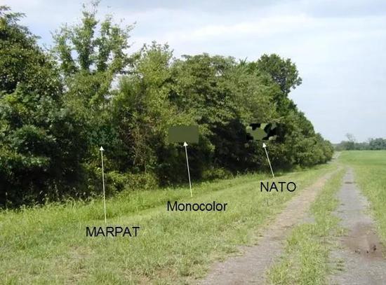 MARPAT 迷彩(左),军绿色(中),以及老式迷彩 NATO camo (右)的隐藏效果对比。