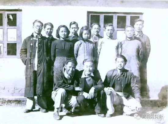 ▲西南联大物理系1941届全班合影,左一为高鼎三(图源:高氏研究会)