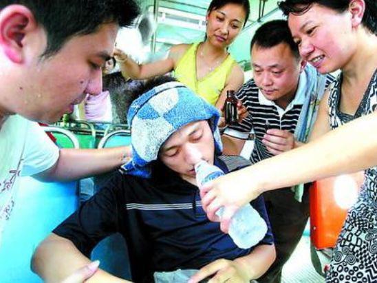 持续的高温酷暑容易引发户外工作者的中暑 | bbaqw.com