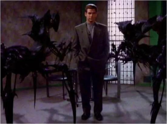 美国科幻电视剧《巴比伦五号》(Babylon 5)的黑暗主角影族(Shadows)是与我们当今宇宙有点不同步的外星生物。图片来源:《巴比伦五号》