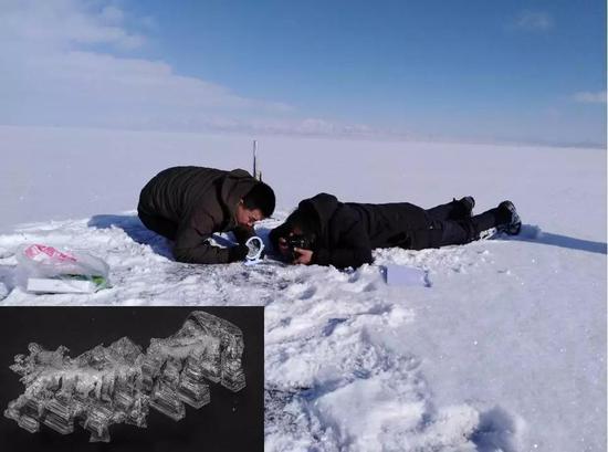 中国科学院新疆生态与地理研究所积雪研究团队对赛里木湖湖面雪晶体样本拍照(摄影: 范书财 2019年1月17日)