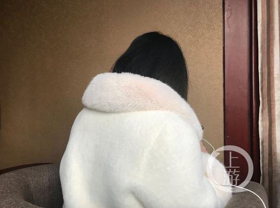▲2019年12月26日,长沙,90后女孩刘茵(化名)讲述自己花费5800元购买小鹿情感挽回服务的经过。摄影/上游新闻见习记者 肖鹏