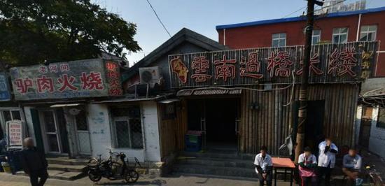 张弛举报的黑店地址就位于两家店中间(图源:腾讯街景)