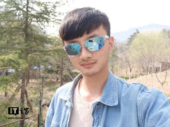 放大后可以看出胡须的细节很清晰,毕竟前置2000万像素,解析力不是问题。