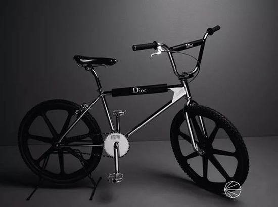 但是这次迪奥彻头彻尾地高调了一次,新款 BMX 甚至是轮毂都是金色的。