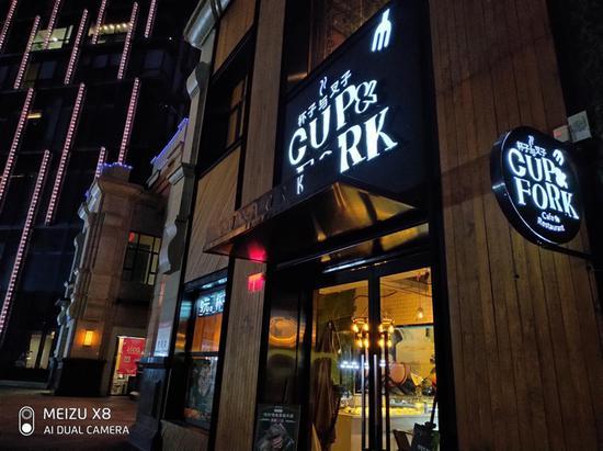 路边店铺门头及楼体霓灯,在千元机当中实属较为出色。