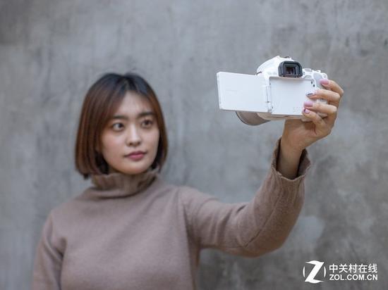 佳能200D借助于翻转屏,自拍起来更加容易