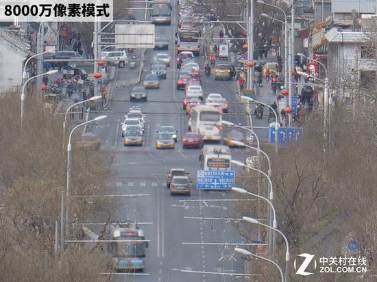 8000万像素模式下拍摄(截取尺寸为1280×960),可以分辨出路牌文字