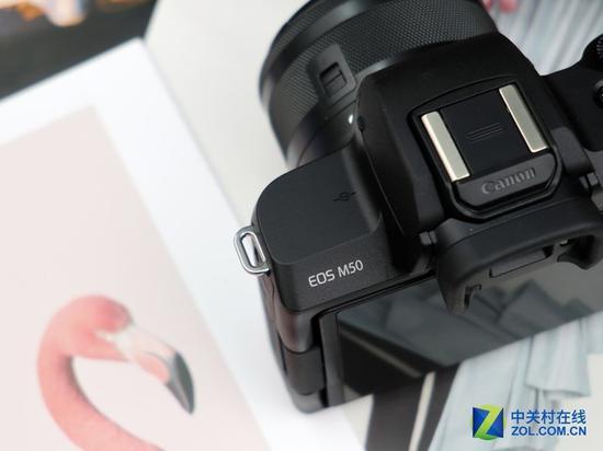 EOS M50的机型Logo在机身左肩后方