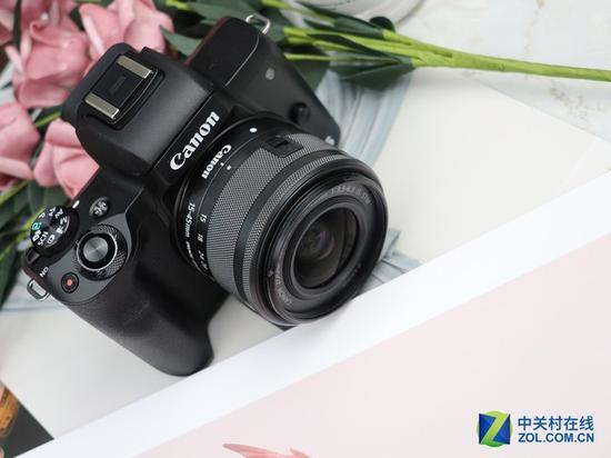 EOS M50定位于入门级,一大亮点是拥有了内置EVF电子取景器