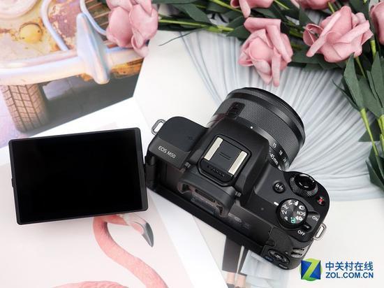 EOS M50是佳能第一款搭载旋转翻折屏幕的微单机型