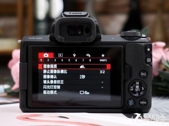 机身背面,相机的按键布局类似于EOS M100