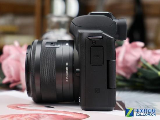 EOS M50左侧,相机的一个小亮点是机身拥有MIC插口