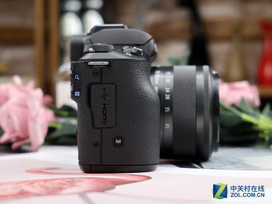 EOS M50右侧,可以看到Wi-Fi功能有独立的按键可以操作