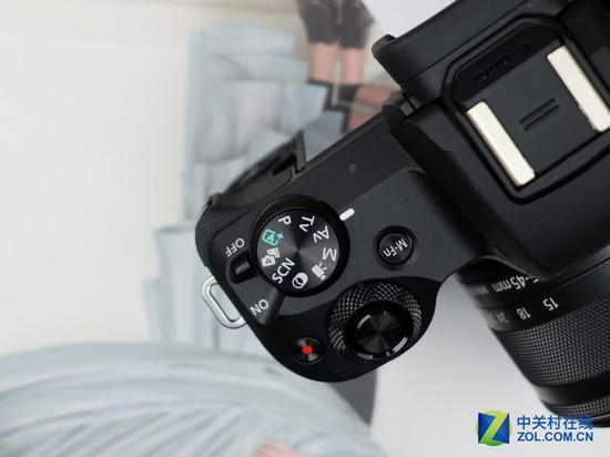 EOS M50仅在机身右肩有一个模式拨盘,没有类似M6或M5的曝光补偿拨轮
