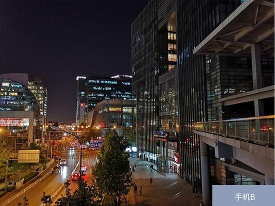 夜景对比 细节:路牌