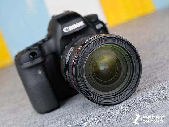 EF 24-70mm f/4.0镜头的镀膜主要呈现为黄绿色