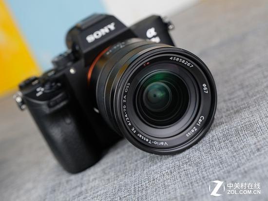 FE 24-70mm f/4.0镜头的镀膜主要呈现为藕荷色和青色