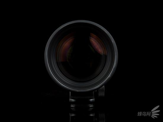 适马105mm F1.4 Art镜头搭配脚架环平放正视
