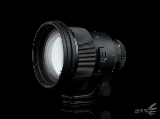 适马105mm F1.4 Art镜头搭配脚架环平放侧视