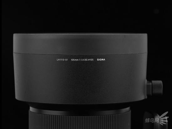适马105mm F1.4 Art搭配一枚巨大的遮光罩