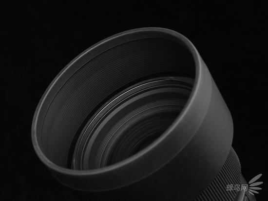 适马105mm F1.4 Art搭配遮光罩采用消光螺纹设计