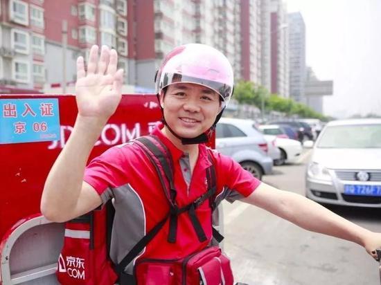 图:刘强东亲自为客户送货