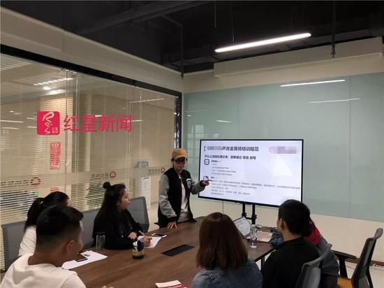 ▲对一些难以辨别的语音,声音鉴黄师小组长会召集大家一起探讨。