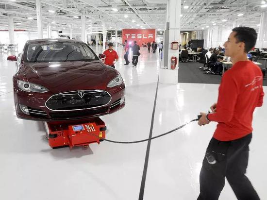 运营经理Mark Cuyler正在转移一辆Model S电动车 图片来源:REUTERS/Noah Berger
