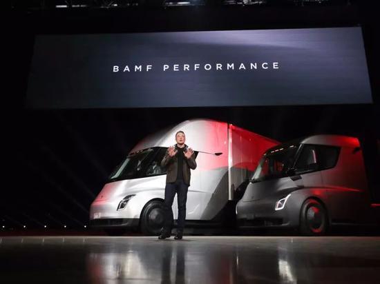 特斯拉半年会议上,埃隆·马斯克正在讲话 图片来源:Tesla