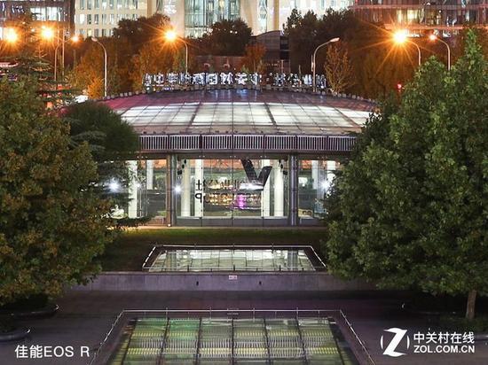 具体测试详见视频,100%截图两台相机弱光对焦精准度都非常出色