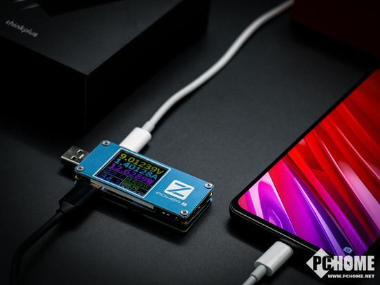 使用thinkplus口红电源为联想Z5 Pro手机充电