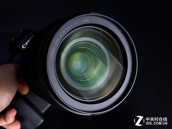 佳能RF28-70mm滤镜口径为95mm,相当生猛