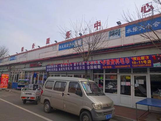 权健天津总部附近,很多小商户都靠它做生意。摄影:李秀芝