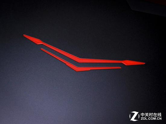 A面顶盖上发光logo设计 使整机辨识度更高 更容易给人留下深刻印象