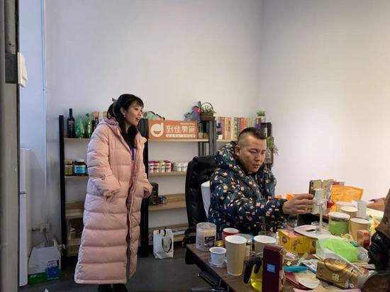 李威在北京通州区一艺术园区内的直播间