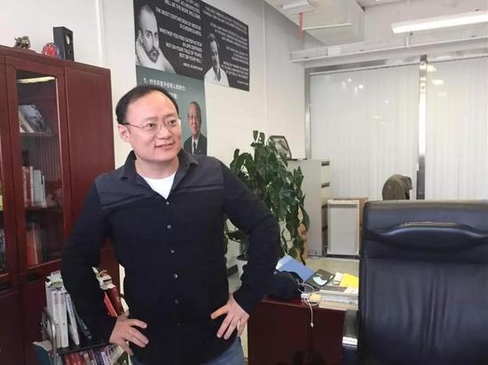 陈一舟的办公室,背后海报中的人物分别是:法国哲学家米歇尔·德·蒙田、诺贝尔物理奖得主理查德·费曼、日本“经营之神”稻盛和夫