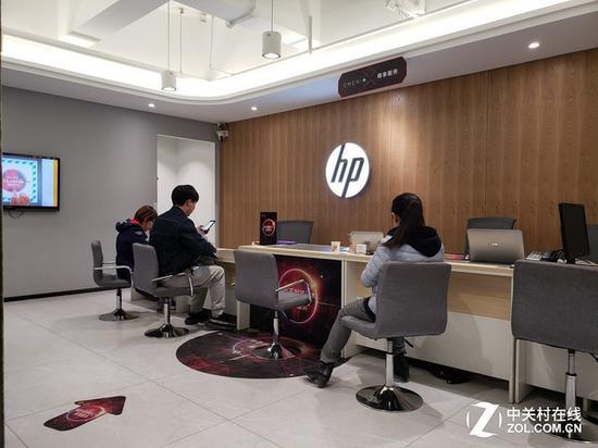 几位正在等待工作人员反馈的消费者