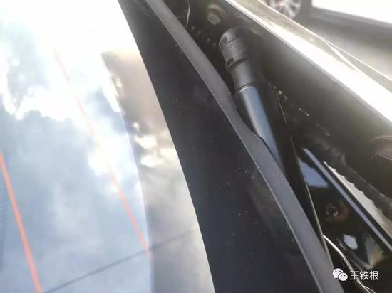 尾门的液压杆在某一角度会蹭到胶条,据说很快会把胶条蹭坏
