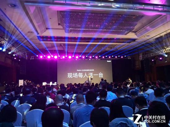 发布会“现场每人送一台”