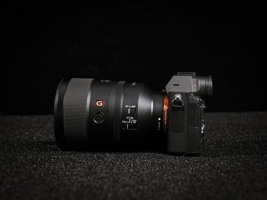 索尼FE 135mm F1.8GM是微单镜头中的大块头