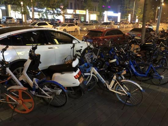 北京北五环外的一处地铁站,你甚至可以看到哈罗但却看不到小黄车