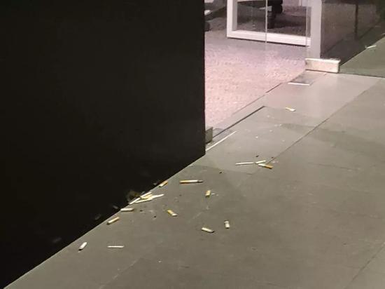 门口的烟头/陈彬 拍摄