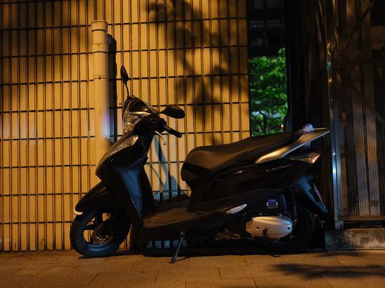 焦距:63mm 光圈:f/4.0 ISO感光度:8000