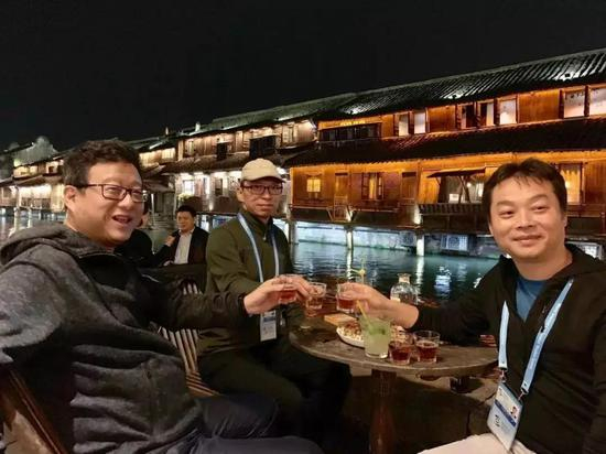 中间张朝阳 图片来自都市快报