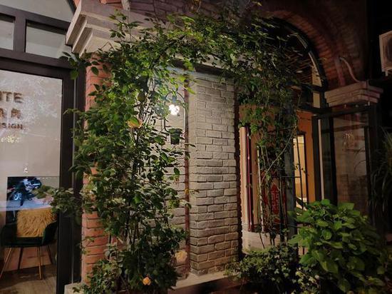 这组对比样张中可看出,超级夜景对点光源有专门优化
