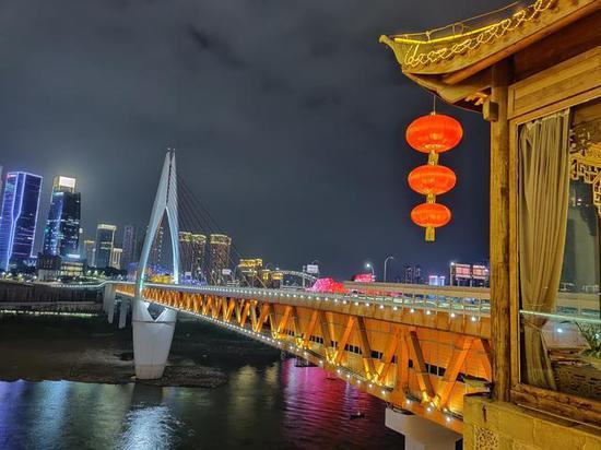 这组对比则可以发现,超级夜景下天空有更多的细节